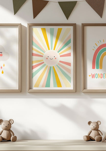 Affiche pour chambre bébé avec un cadre en bois, motif soleil jaune lumineux dans une chambre.