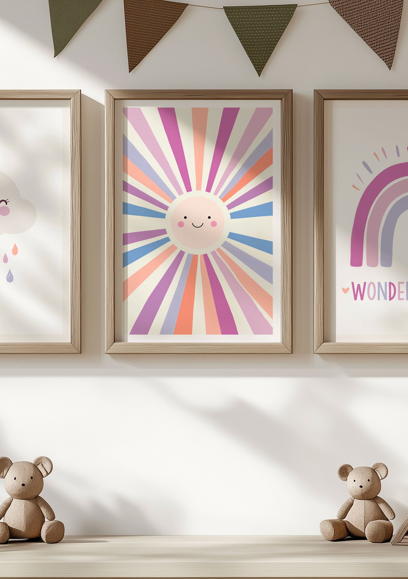 Affiche pour chambre bébé d'un soleil violet décorée dans un intérieur apaisant.