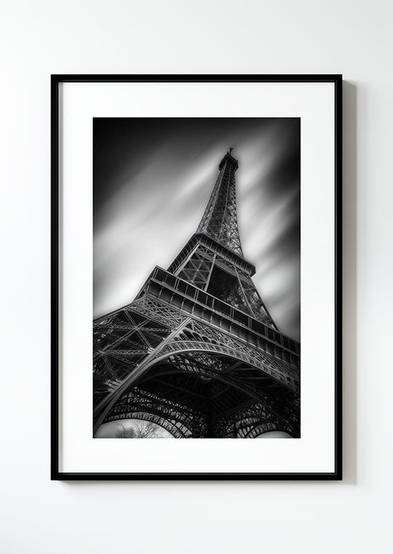 Affiche photographie noir et blanc de la tour eiffel vue d'en bas, dans un cadre noir