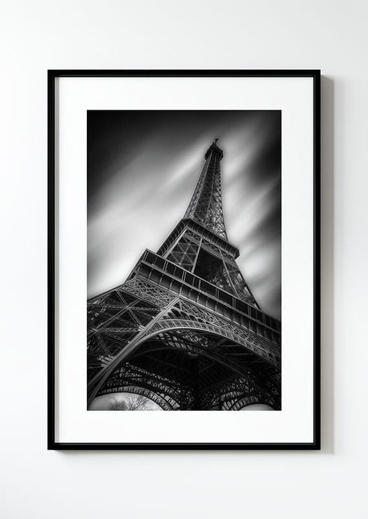Affiche photographie noir et blanc de la tour eiffel vue d'en bas, dans un cadre noir