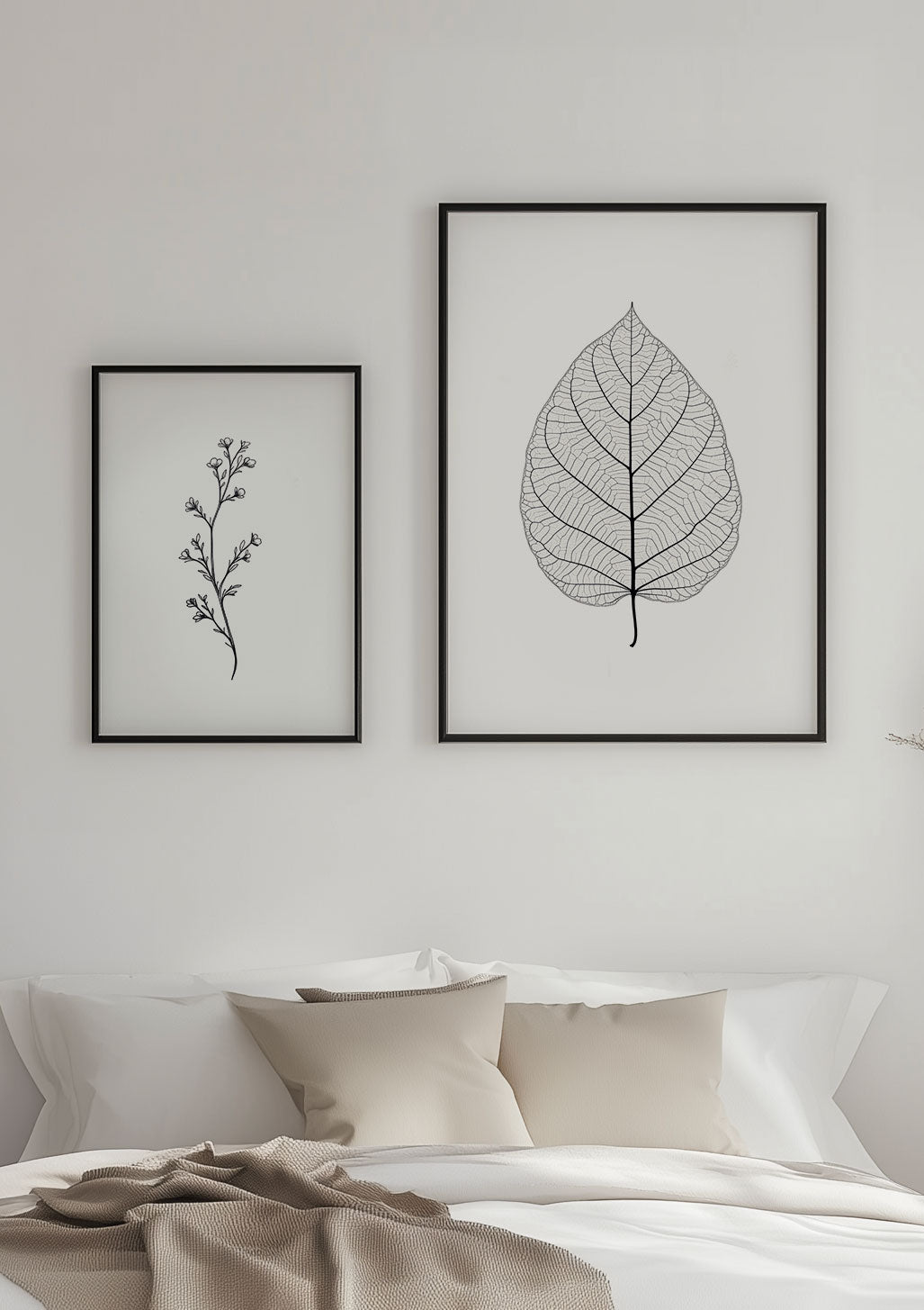 Mise en situation de deux affiches florales encadrées sur un mur.