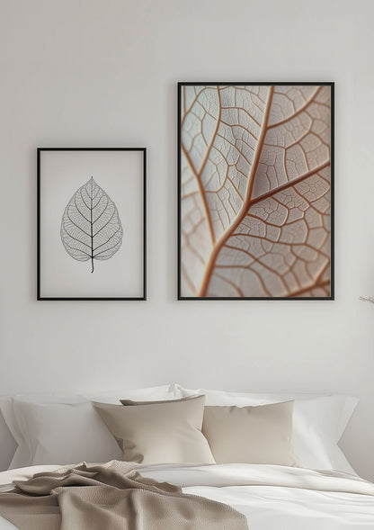 Deux affiches de feuilles mises en situation sur un mur blanc.