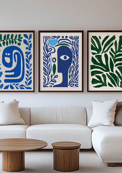 L'affiche murale abstraite d'un visage, mise en situation entre deux autres affiches dans un salon.