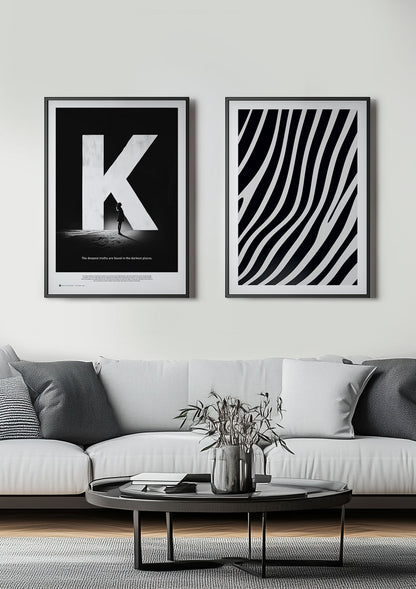 Duo d'affiches noires et blanches mise en situation sur le mur d'un salon.